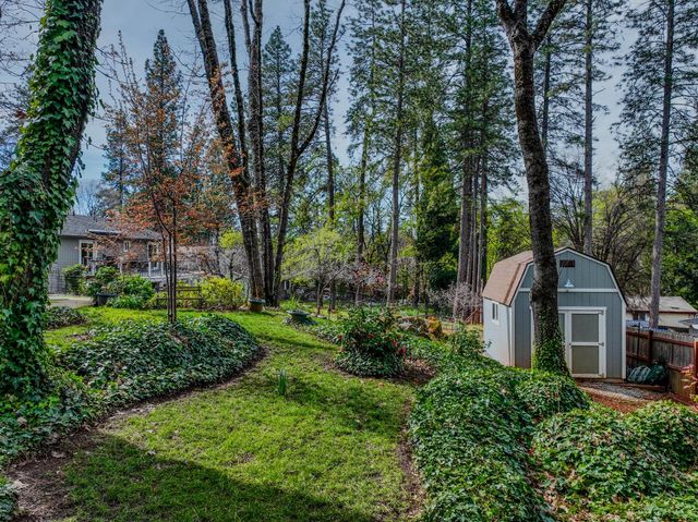 11818 Upper Circle Dr, Grass Valley, CA 95949