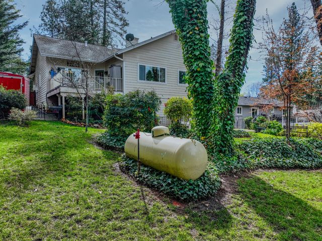 11818 Upper Circle Dr, Grass Valley, CA 95949