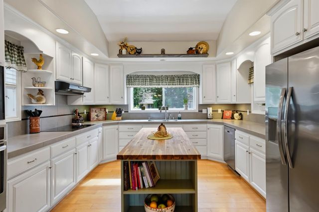 11818 Upper Circle Dr, Grass Valley, CA 95949