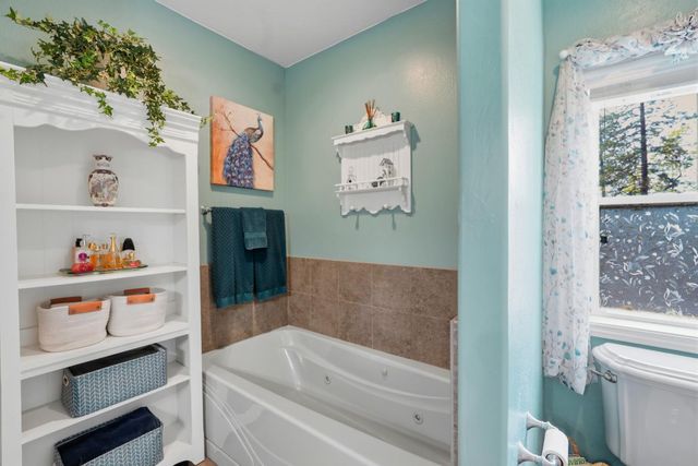 11818 Upper Circle Dr, Grass Valley, CA 95949