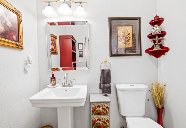 11818 Upper Circle Dr, Grass Valley, CA 95949