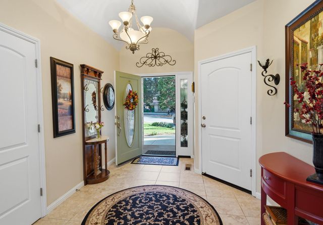 11818 Upper Circle Dr, Grass Valley, CA 95949