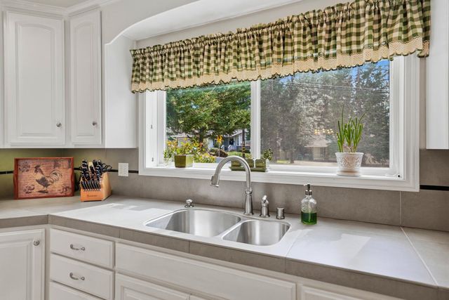 11818 Upper Circle Dr, Grass Valley, CA 95949