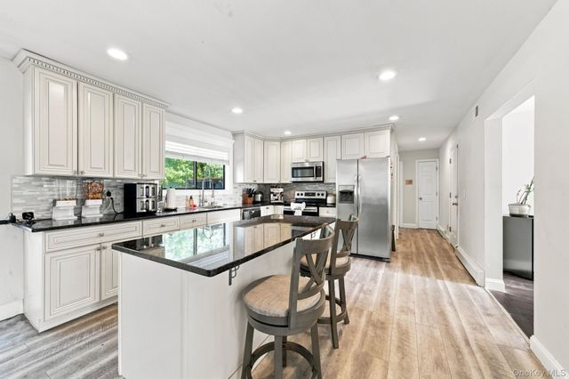 53 Miller Place Road, Miller Place, NY 11764