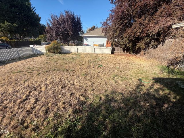 1025 Edwina Avenue, Central Point, OR 97502