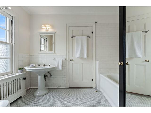 3707 Sw 52ND Pl 7, Portland, OR 97221