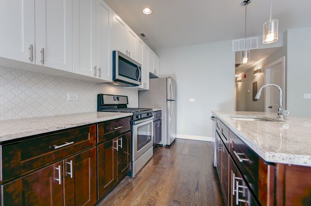 3015 W Wellington Avenue, Chicago, IL 60618