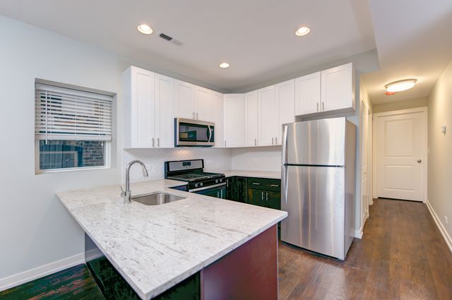 3015 W Wellington Avenue, Chicago, IL 60618