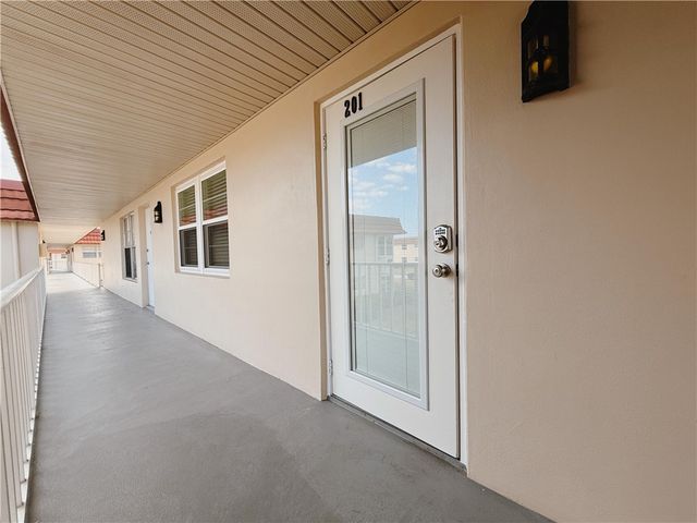 106 Spring Lake Court 201, Vero Beach, FL 32962