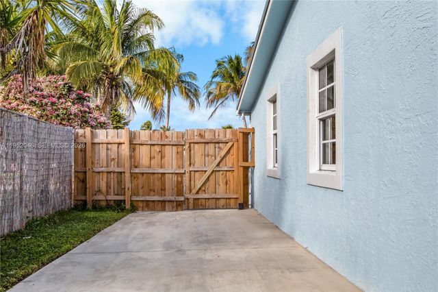 230 NW 39th Ct, Deerfield Beach, FL 33064