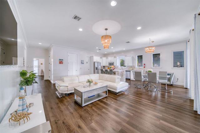 207 SW 11th St, Dania Beach, FL 33004