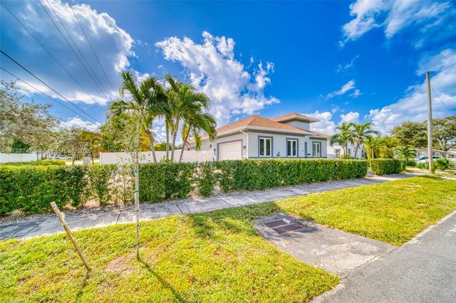 207 SW 11th St, Dania Beach, FL 33004
