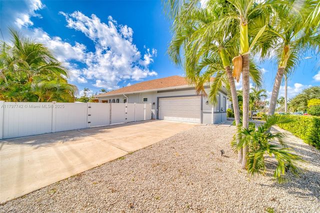 207 SW 11th St, Dania Beach, FL 33004