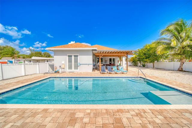 207 SW 11th St, Dania Beach, FL 33004