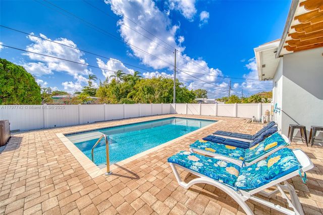 207 SW 11th St, Dania Beach, FL 33004