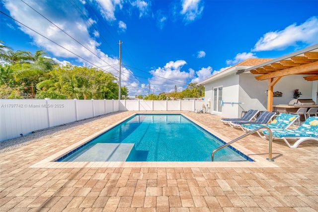 207 SW 11th St, Dania Beach, FL 33004