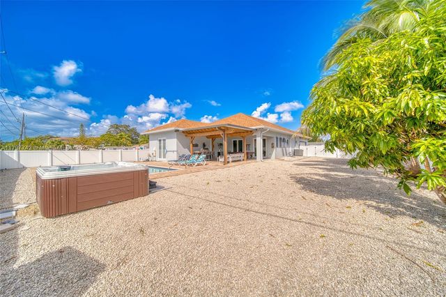 207 SW 11th St, Dania Beach, FL 33004