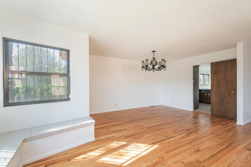 Image 10 of property listing at 1805 Notre Dame Drive NE, Albuquerque, NM 87106