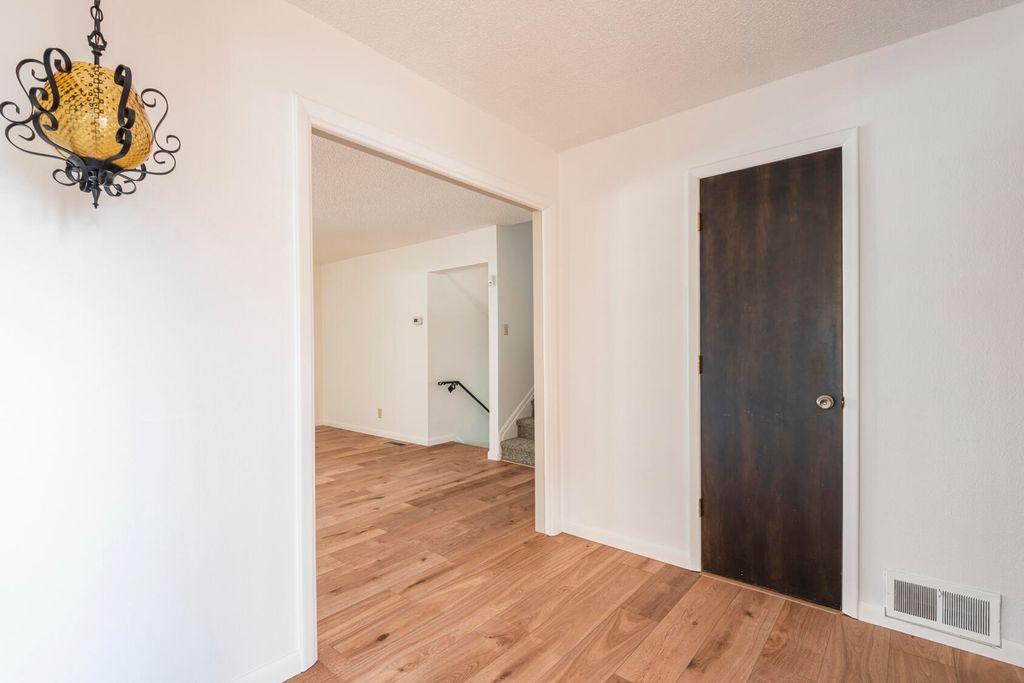 Image 11 of property listing at 1805 Notre Dame Drive NE, Albuquerque, NM 87106