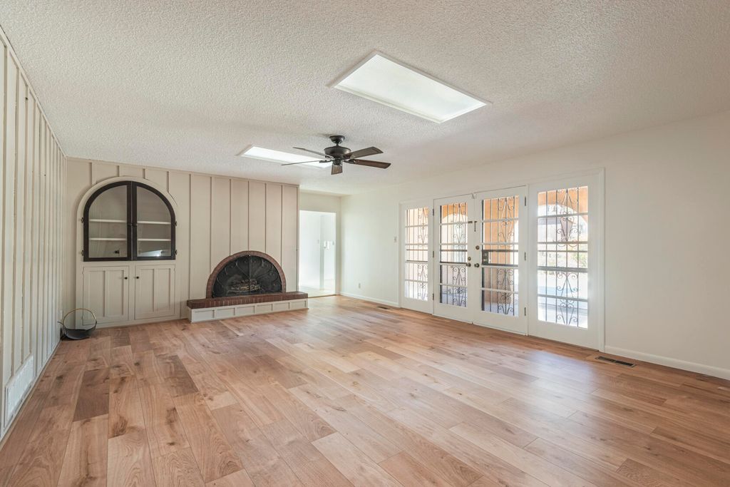 Image 12 of property listing at 1805 Notre Dame Drive NE, Albuquerque, NM 87106