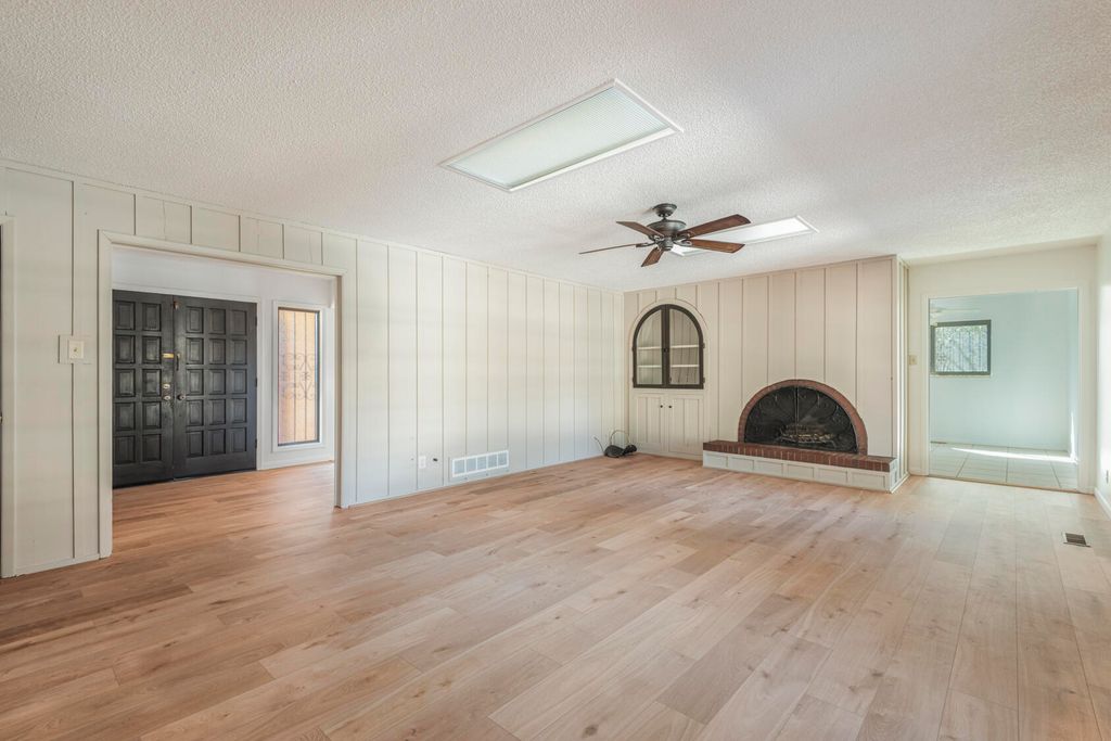Image 13 of property listing at 1805 Notre Dame Drive NE, Albuquerque, NM 87106