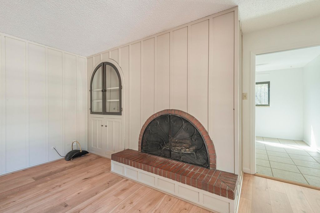 Image 14 of property listing at 1805 Notre Dame Drive NE, Albuquerque, NM 87106