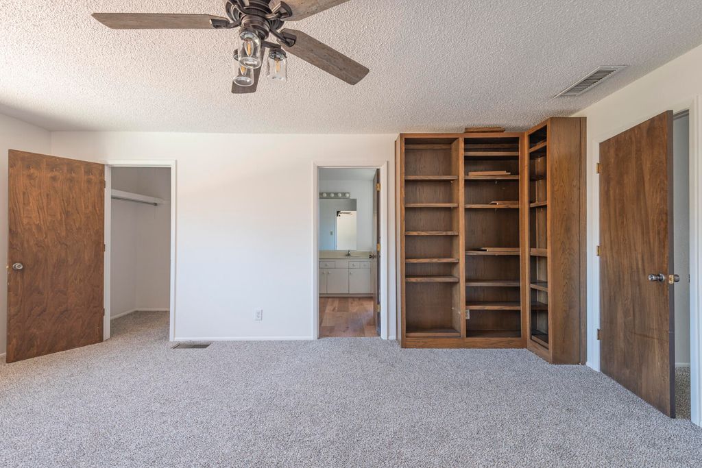 Image 19 of property listing at 1805 Notre Dame Drive NE, Albuquerque, NM 87106