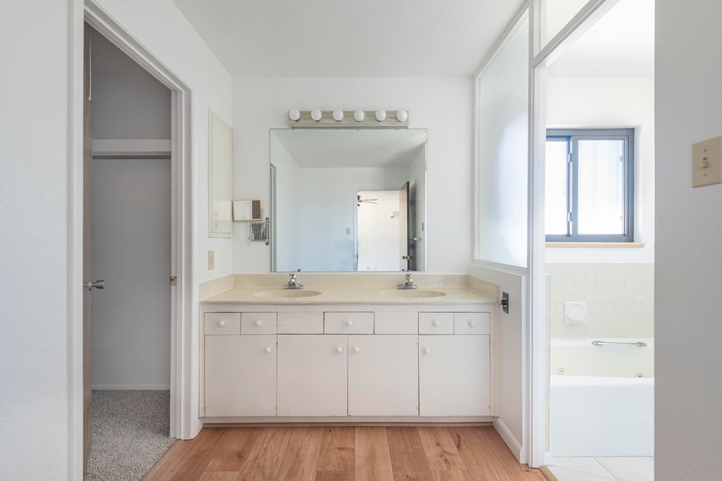 Image 20 of property listing at 1805 Notre Dame Drive NE, Albuquerque, NM 87106