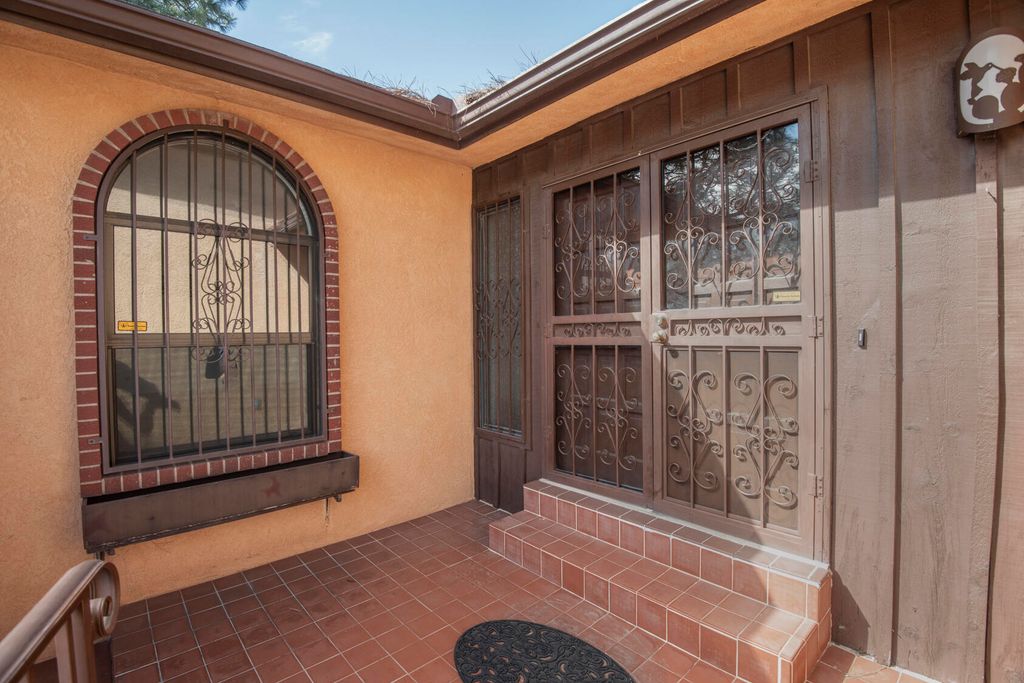 Image 3 of property listing at 1805 Notre Dame Drive NE, Albuquerque, NM 87106