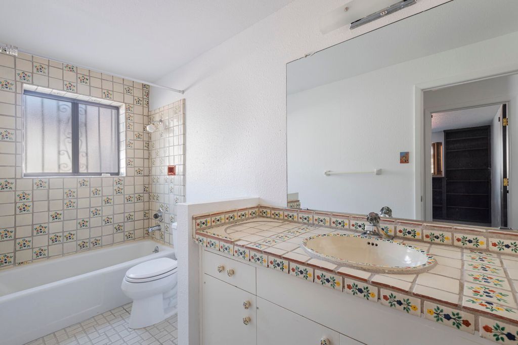 Image 35 of property listing at 1805 Notre Dame Drive NE, Albuquerque, NM 87106