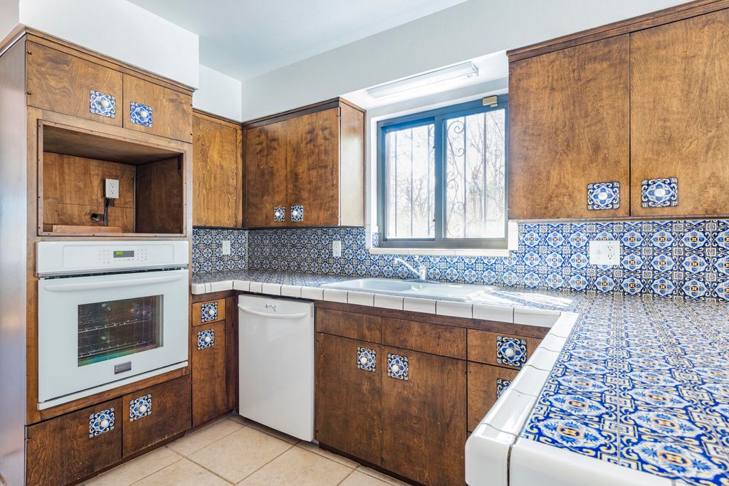 Image 38 of property listing at 1805 Notre Dame Drive NE, Albuquerque, NM 87106