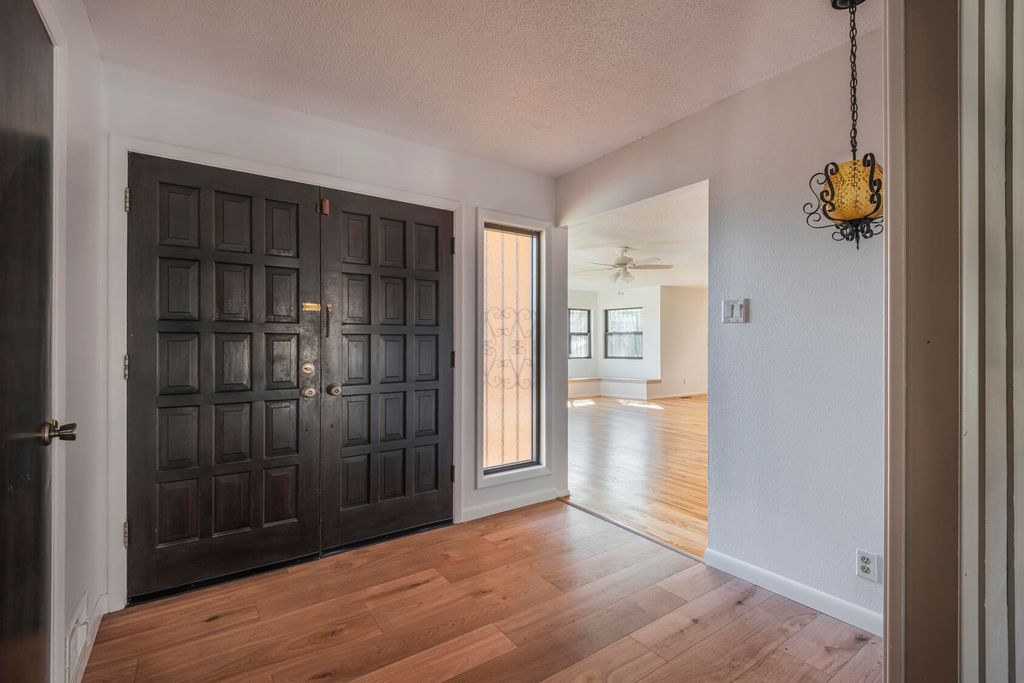 Image 4 of property listing at 1805 Notre Dame Drive NE, Albuquerque, NM 87106