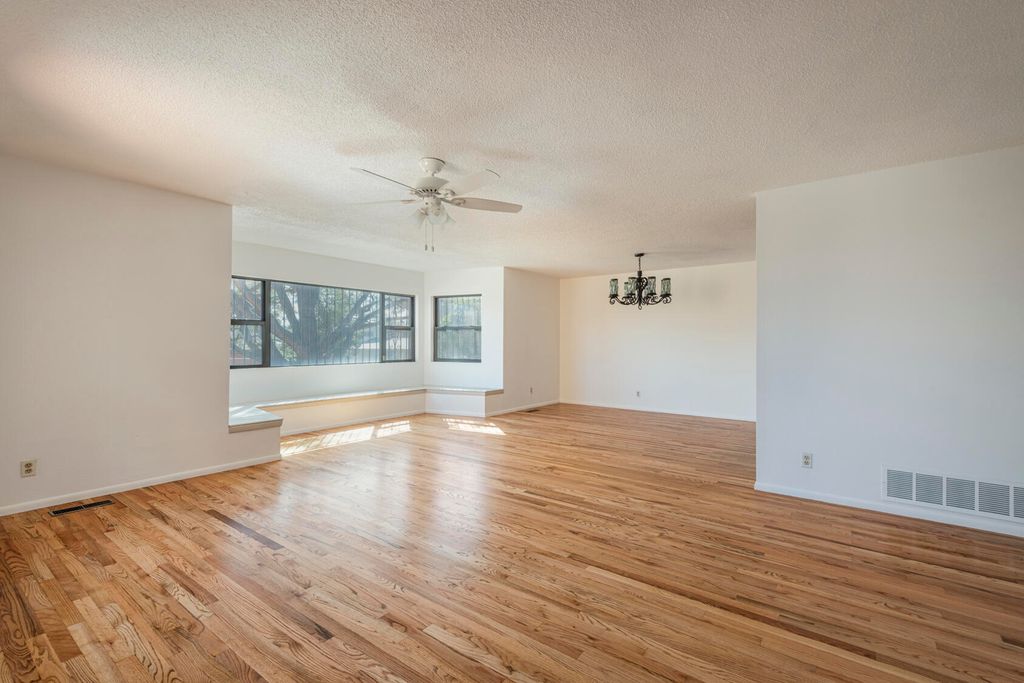 Image 5 of property listing at 1805 Notre Dame Drive NE, Albuquerque, NM 87106