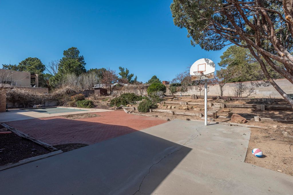 Image 51 of property listing at 1805 Notre Dame Drive NE, Albuquerque, NM 87106