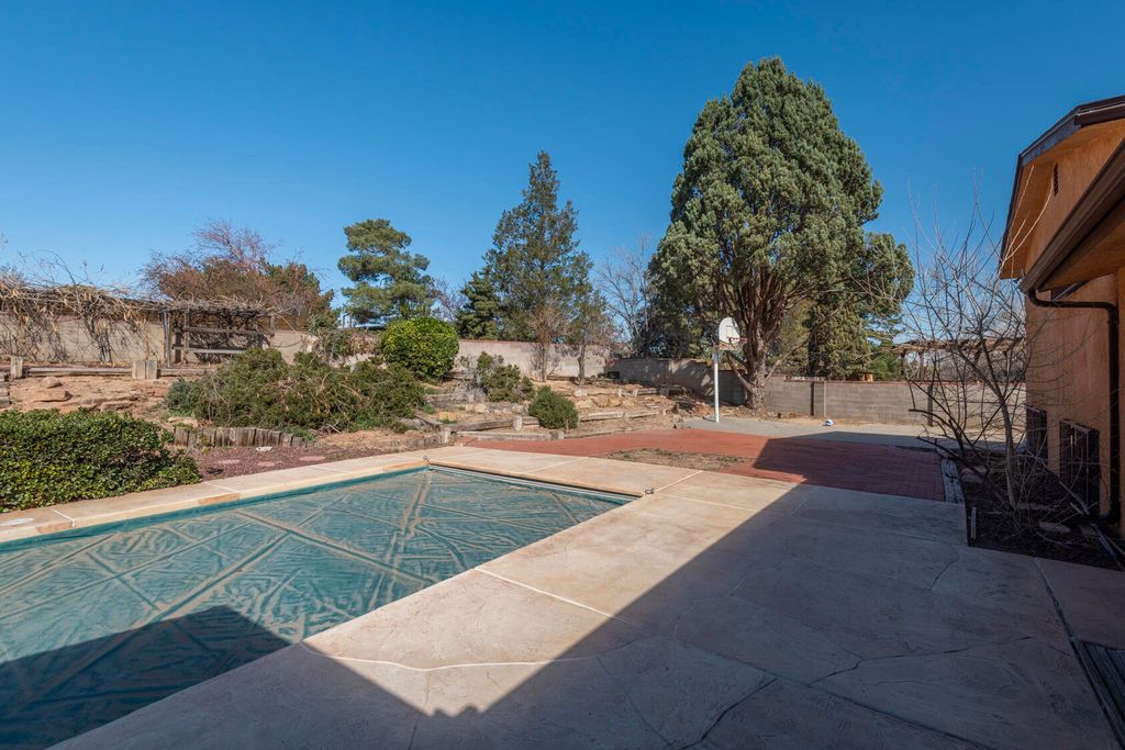 Image 52 of property listing at 1805 Notre Dame Drive NE, Albuquerque, NM 87106