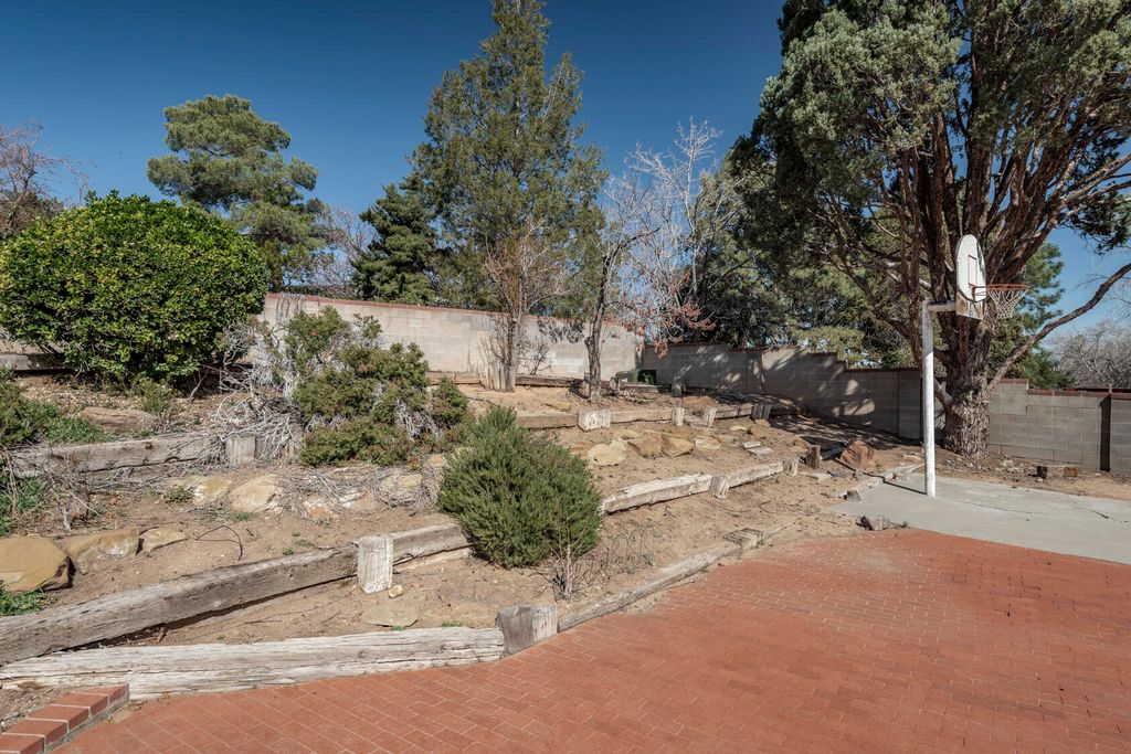 Image 56 of property listing at 1805 Notre Dame Drive NE, Albuquerque, NM 87106