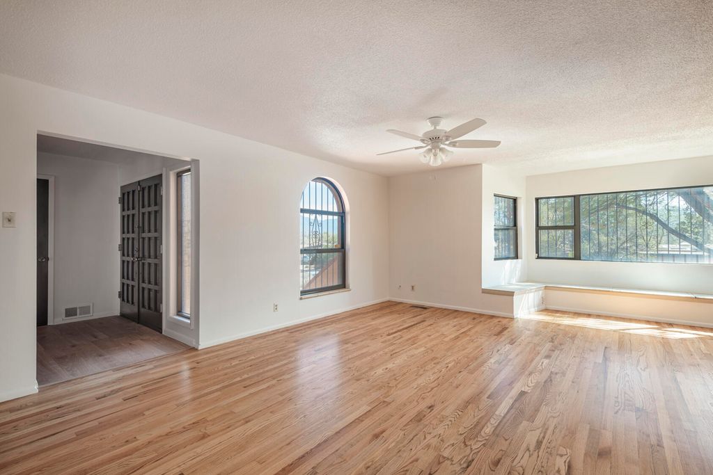 Image 6 of property listing at 1805 Notre Dame Drive NE, Albuquerque, NM 87106