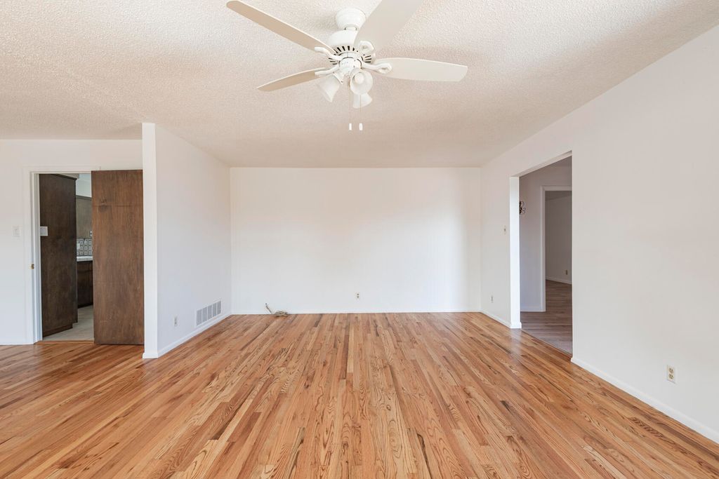 Image 7 of property listing at 1805 Notre Dame Drive NE, Albuquerque, NM 87106