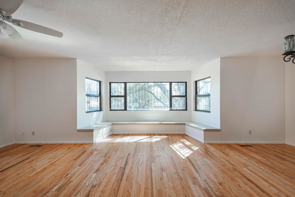 Image 8 of property listing at 1805 Notre Dame Drive NE, Albuquerque, NM 87106