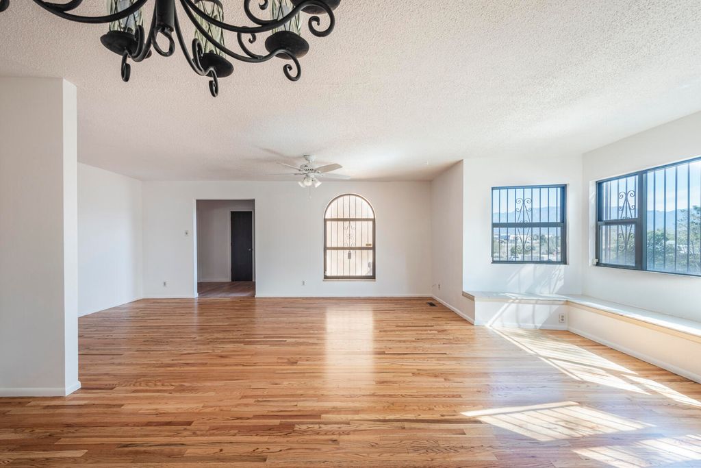 Image 9 of property listing at 1805 Notre Dame Drive NE, Albuquerque, NM 87106