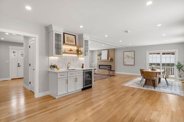 2 Rhuey Pass, Burlington, MA 01803