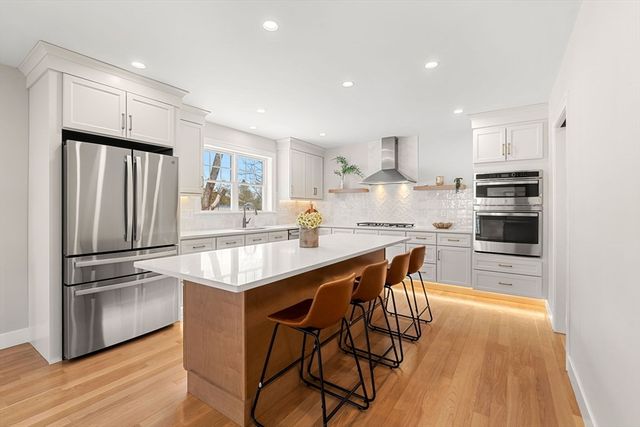 2 Rhuey Pass, Burlington, MA 01803