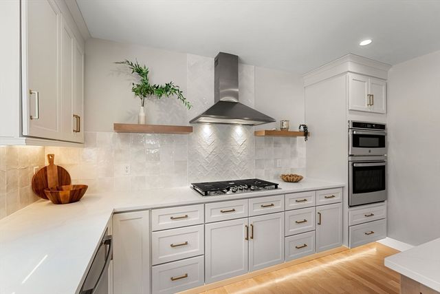 2 Rhuey Pass, Burlington, MA 01803