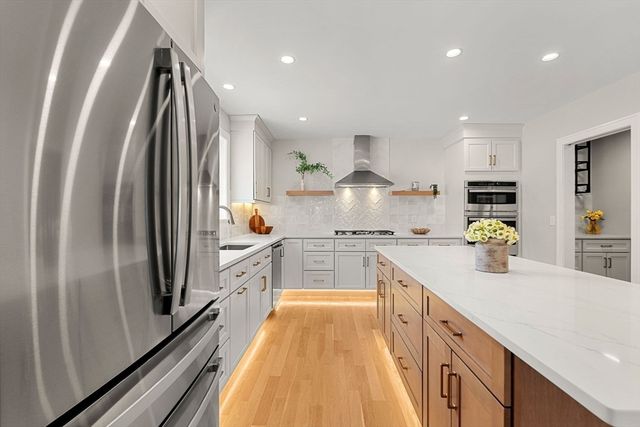 2 Rhuey Pass, Burlington, MA 01803