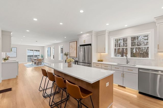 2 Rhuey Pass, Burlington, MA 01803