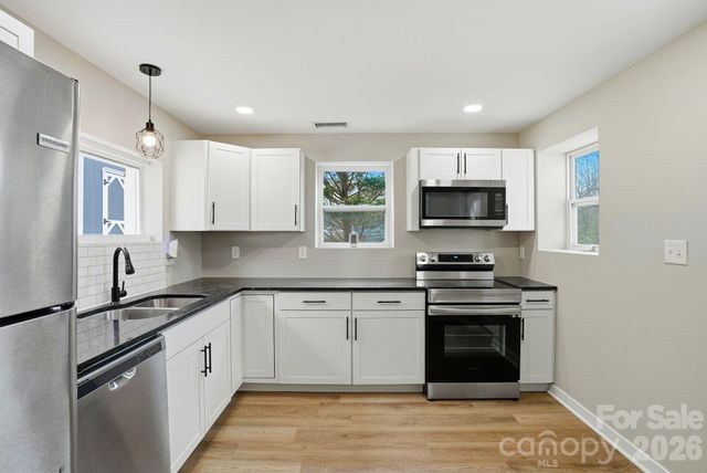 326 Lyndhurst Drive, Hendersonville, NC 28971