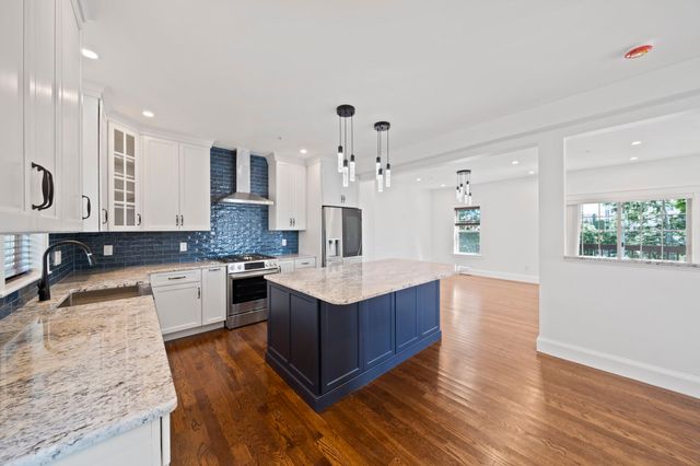 248 Presidents Ln 6, Quincy, MA 02169