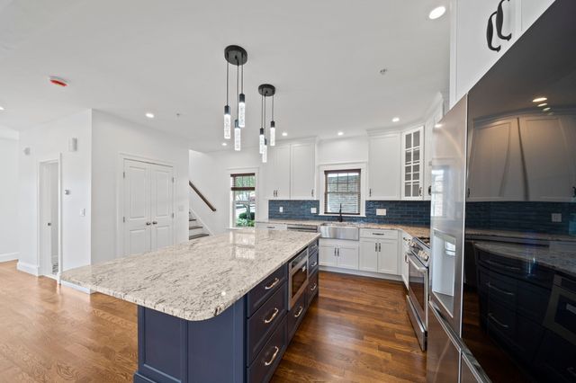 248 Presidents Ln 6, Quincy, MA 02169