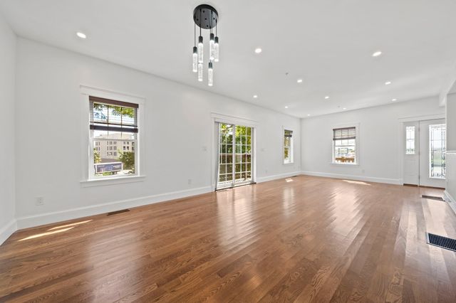 248 Presidents Ln 6, Quincy, MA 02169