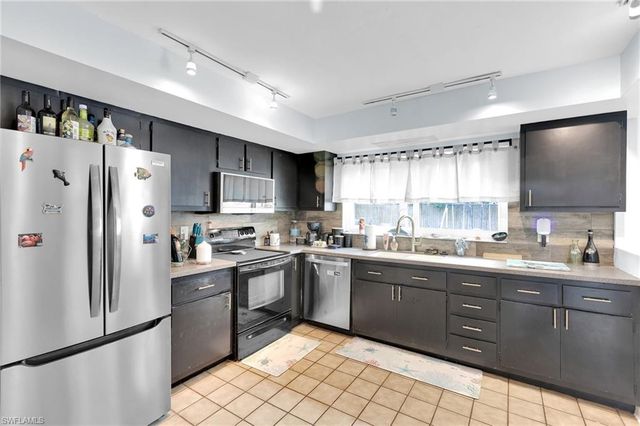 1371 Torreya CIR, North Fort Myers, FL 33917